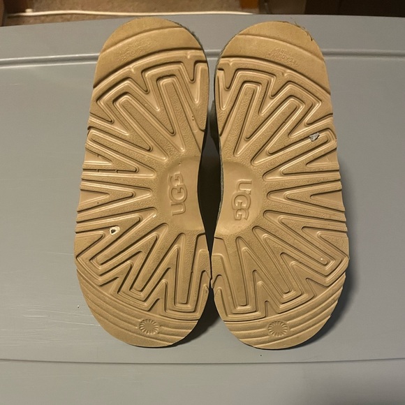 UGGS BOOTS - Picture 3 of 3